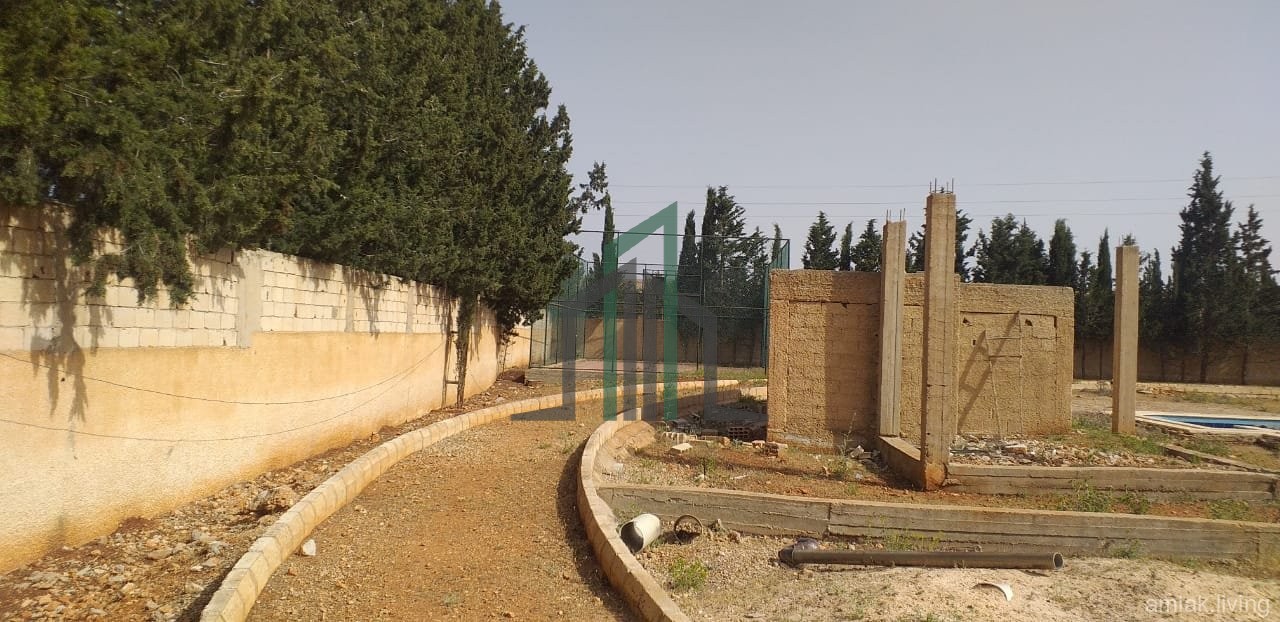 مزرعة مع بناء عالعضم للبيع في يعفور