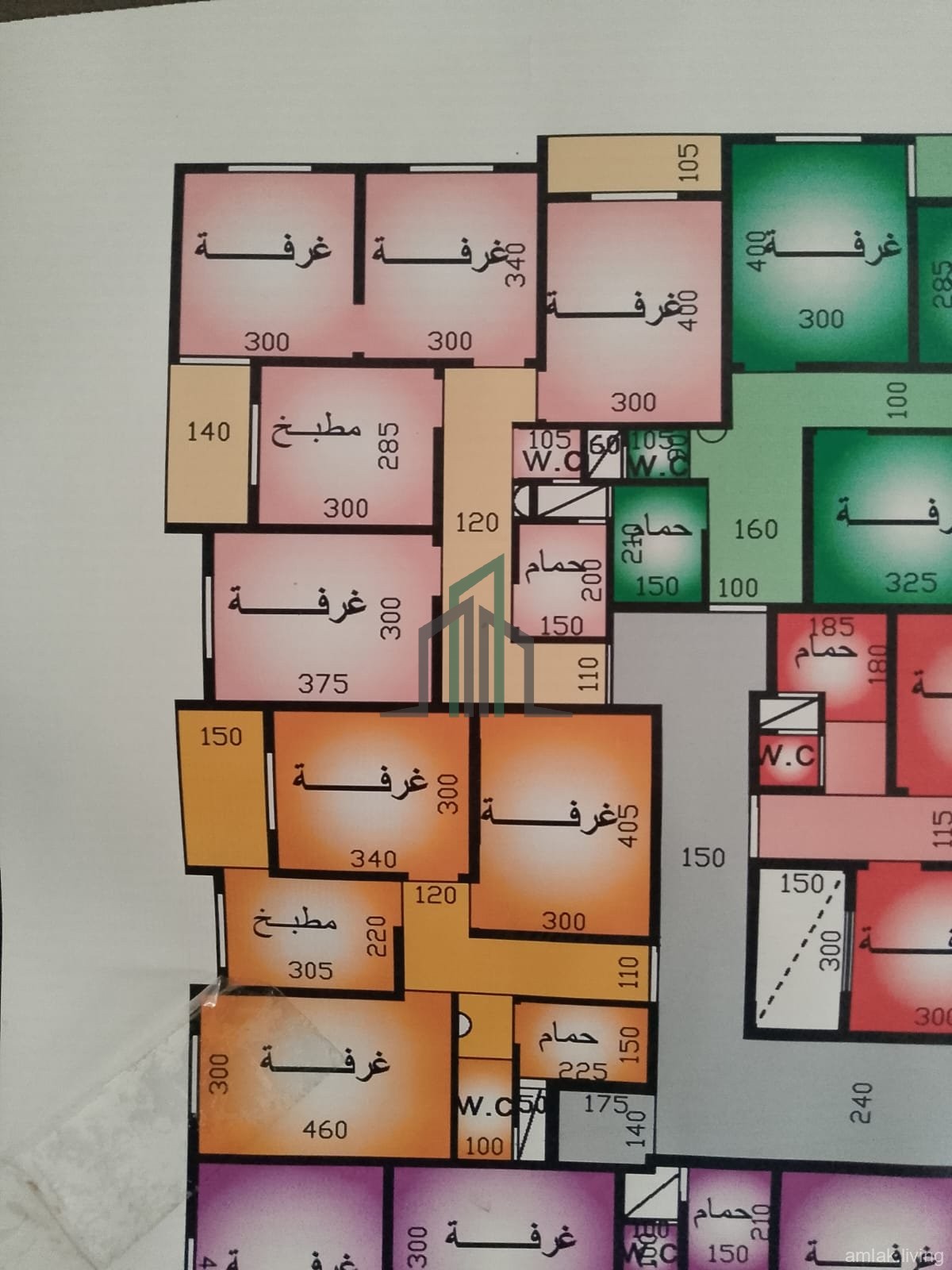 شقه للبيع على المخطط قبو أربع غرف ومنافع لون زهري  بحي الجامعه بعد المستوصف