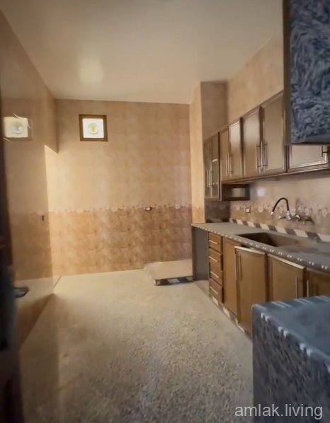 للبيع طابق خامس شارع العشرين جانب بير الماء