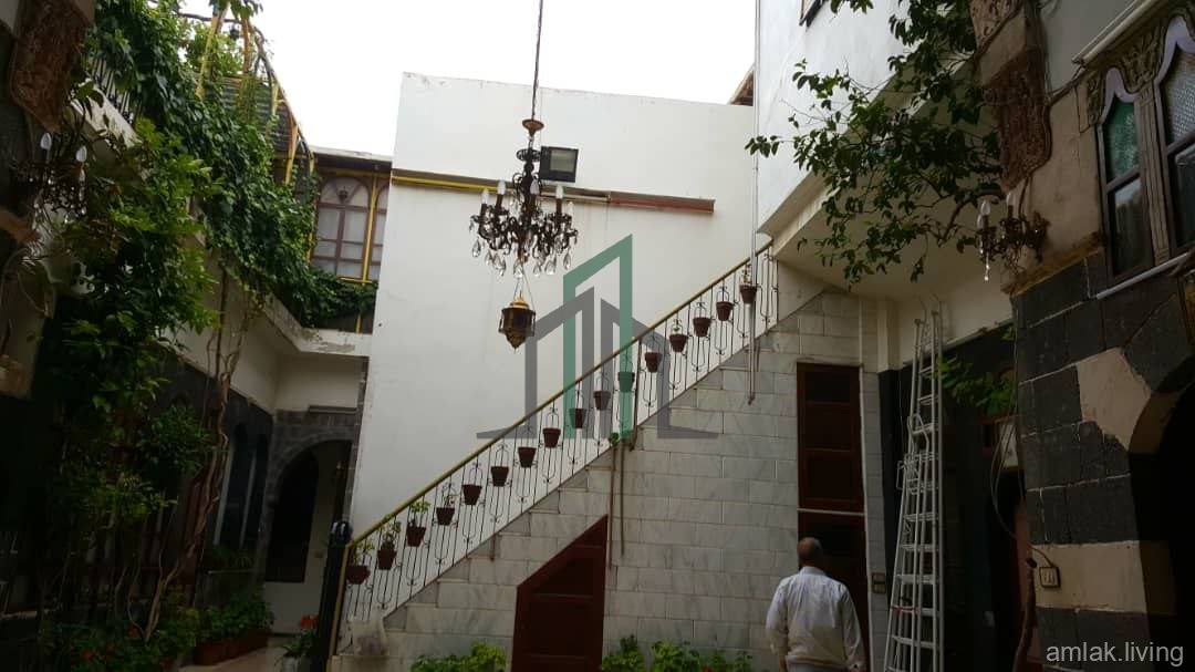 للبيع بيت عربي