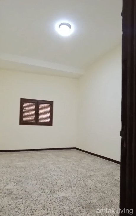 للبيع بيتين بجانب بعض الواحد غرفتين ومنافعهما وحدائ