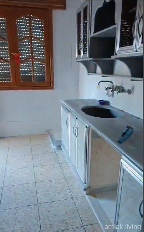 للبيع بيت اربع غرف ومنافع على أربع شوارع