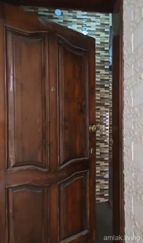 للبيع شقة خمس غرف ومنافع بحي الثورة