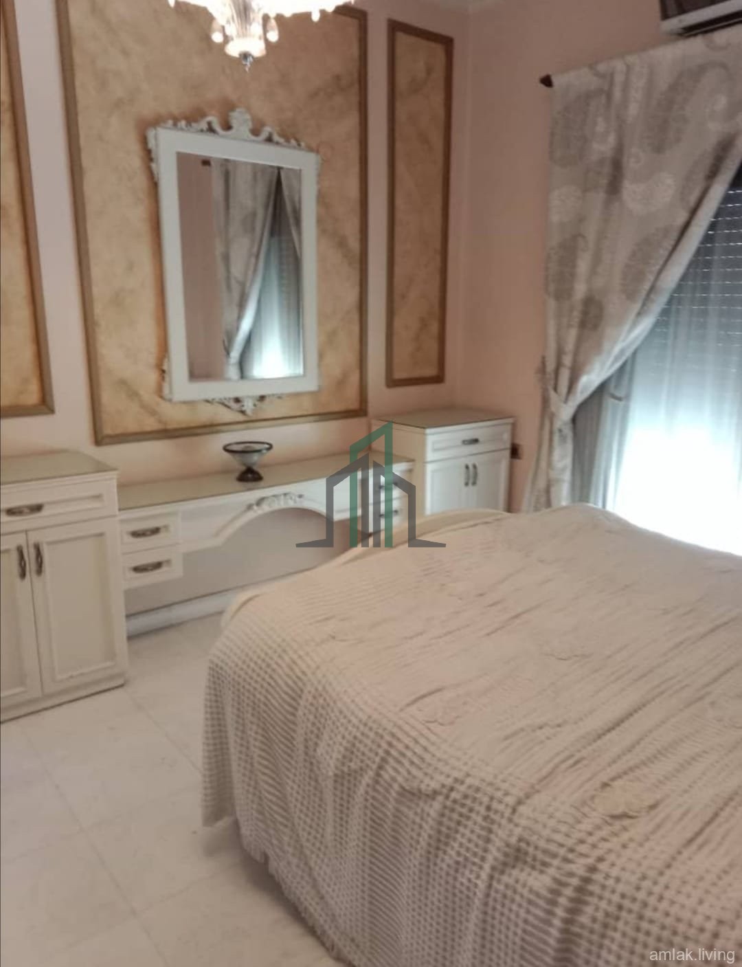 شقة في حي المحافظة في المربع الذهبي مع العفش للبيع