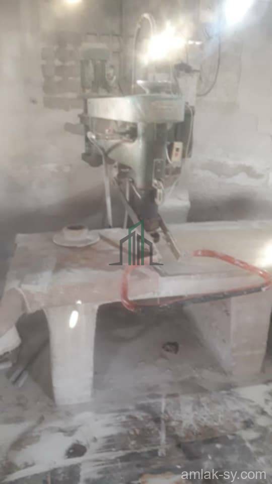 معخمل رخام وموزايك مع عدة ورخصة 900م جنب مؤسسة المياه للبيع