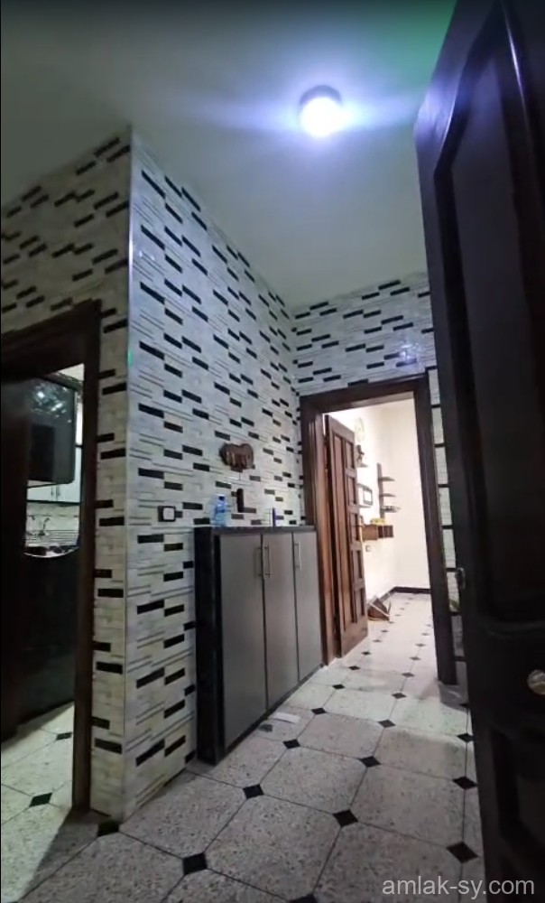 شقة 5غرف ومنافع اطلالة على حديقة عامة في حي الجامعه للبيع - مكتب السلام العقاري