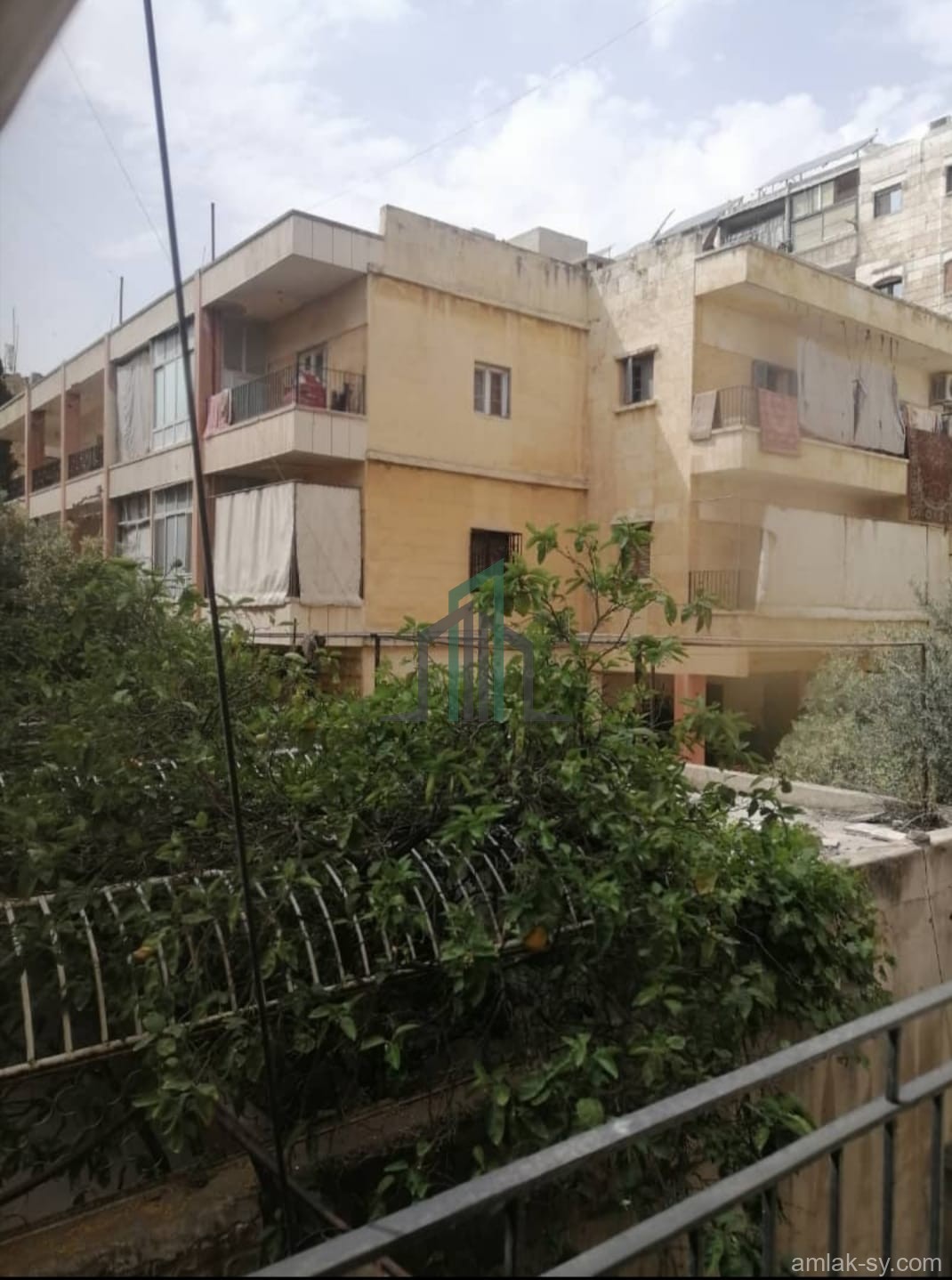 للبيع شقة 100متر 3غرف وصالون بكورنيش الاذاعه شارع رئيسي