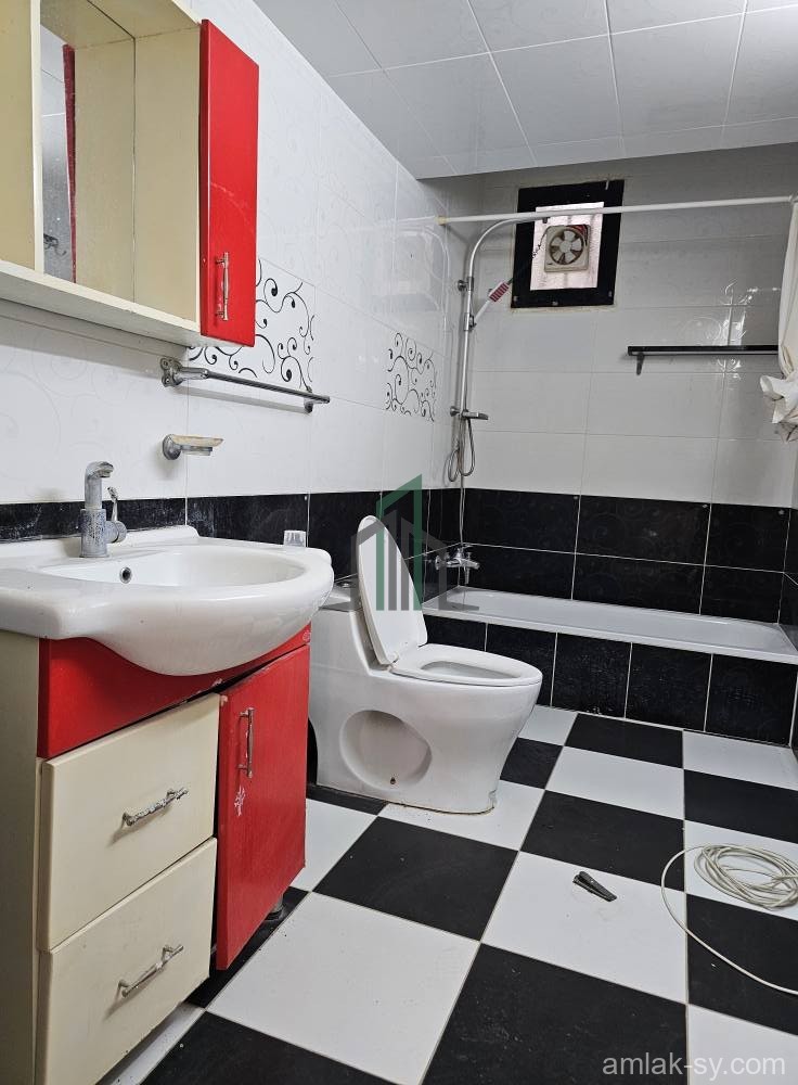 شقة بمجموع مساحة 230م شرق طرطوس للبيع