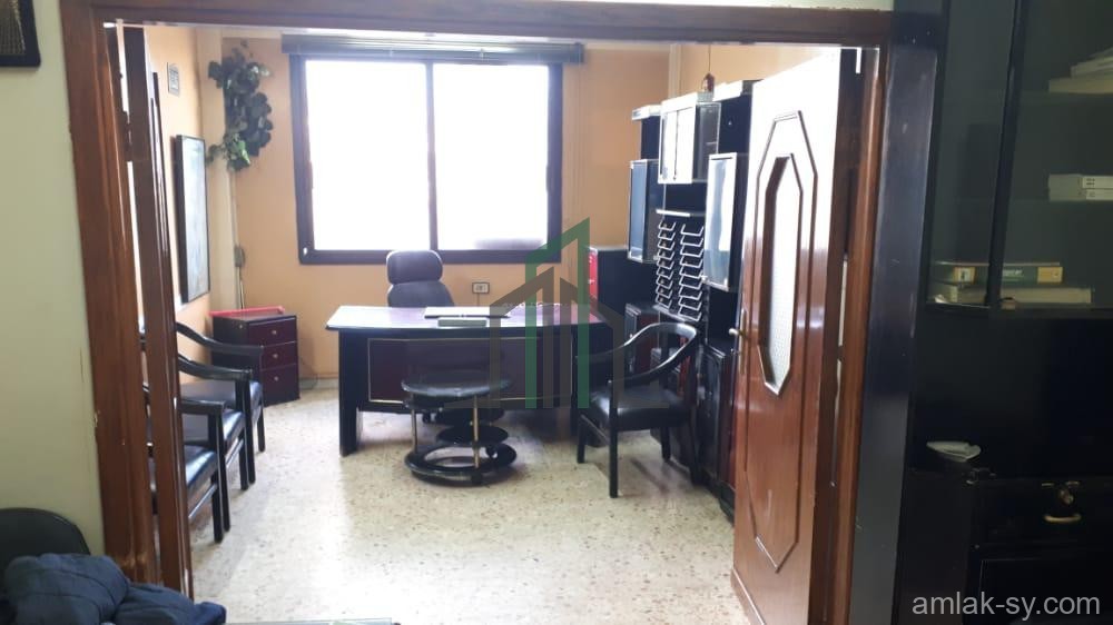 للجار مكتب تجاري بشارع الثورة