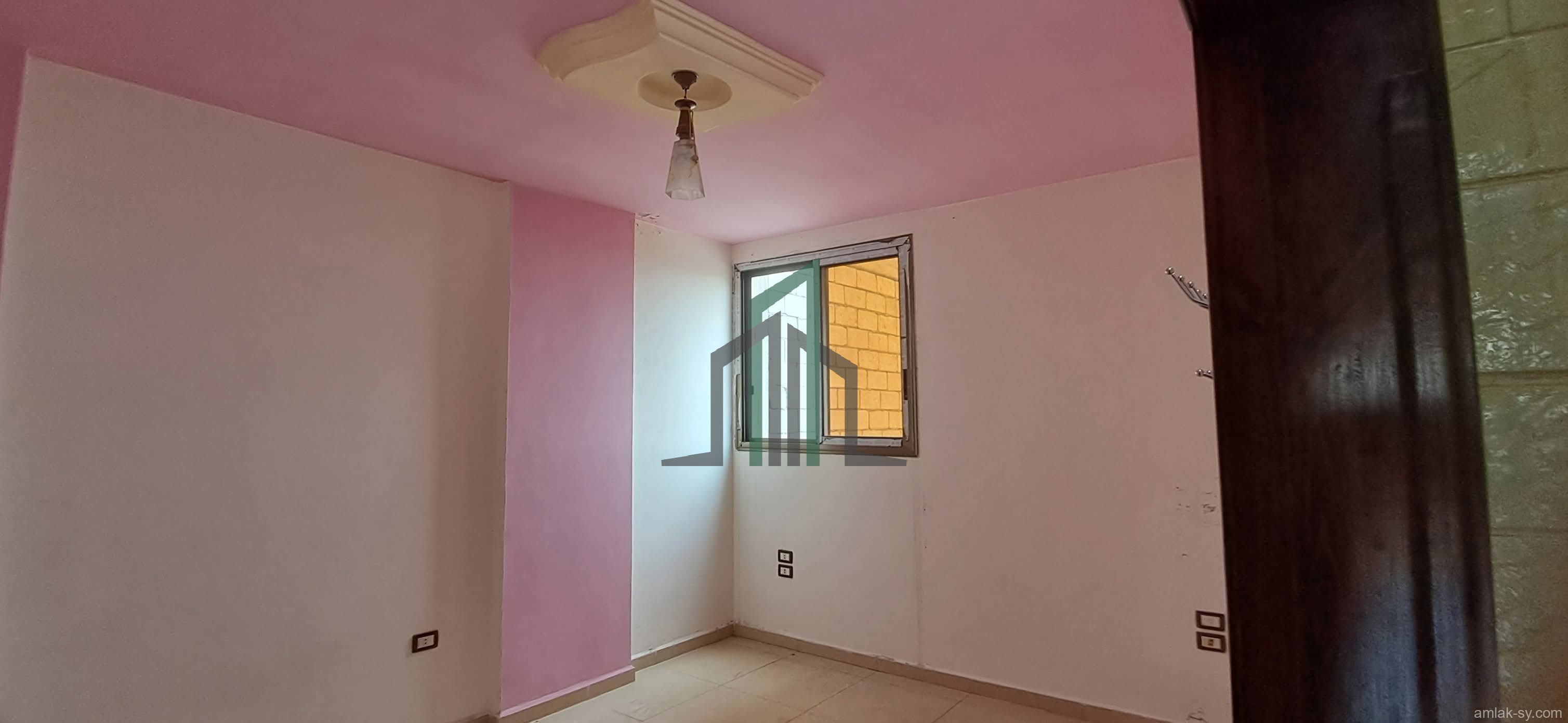 شقة 110م قرب مدرسة الحسين على استراد الثورة للبيع