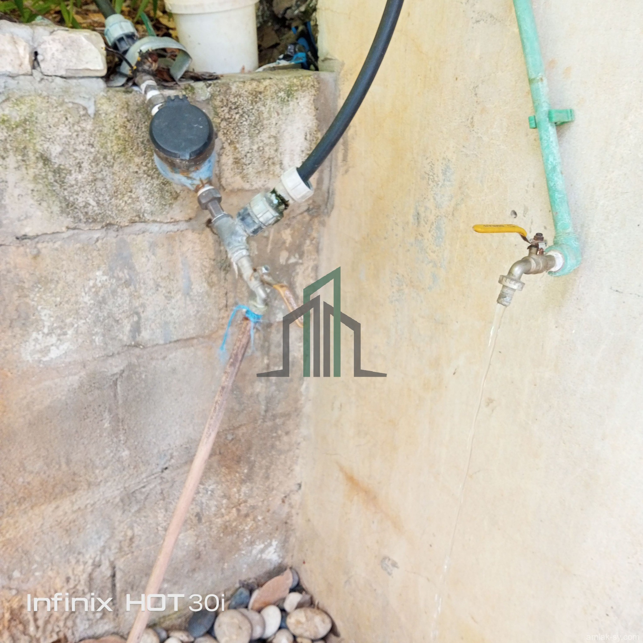 أرض 900م مشجرة مع رخصة بناء في قرية الواسطات للبيع