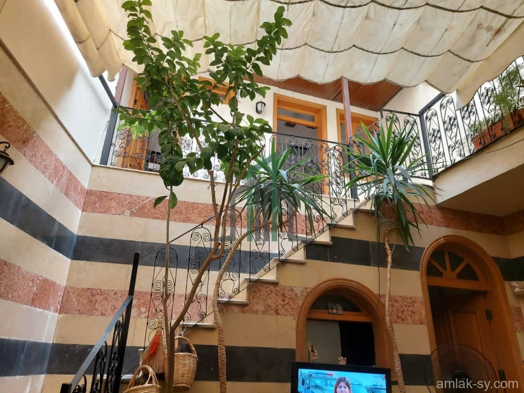 منزل عربي افرنجي 160م لعشاق الطابع الدمشقي في شارع بغداد للبيع