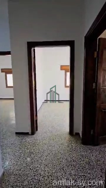 شقة 3 غرف ومنافع جانب حديقة الزير في الثورة للبيع