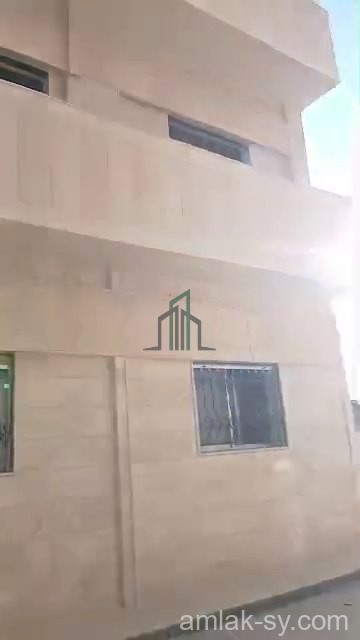 شقة 300م أرضية فارغة قرب ملعب الباسل للايجار