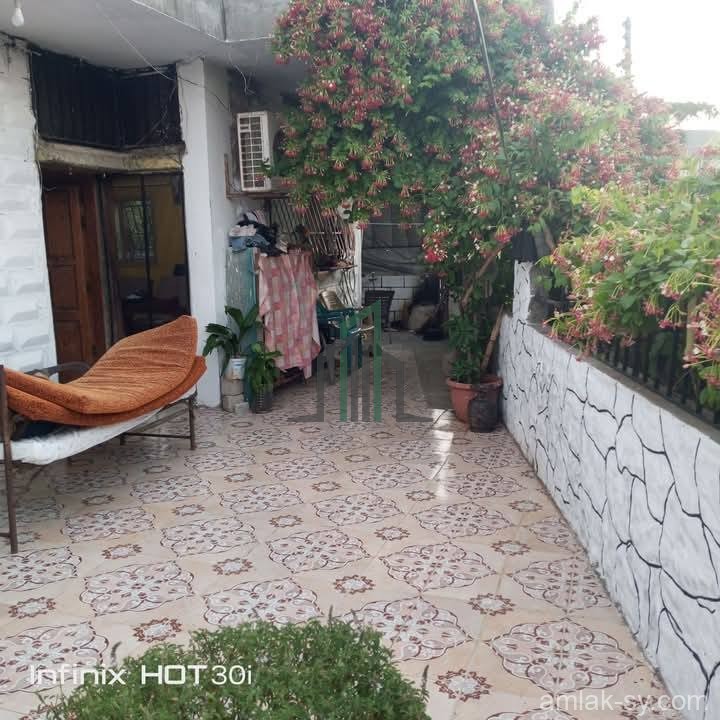 بيت عربي مع ارض حولة بمساحة 300م قرب دوار الصناعة في طرطوس للبيع