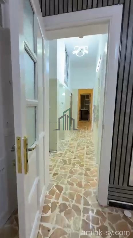 شقة 4غرف وصالون في حي الثورة للبيع