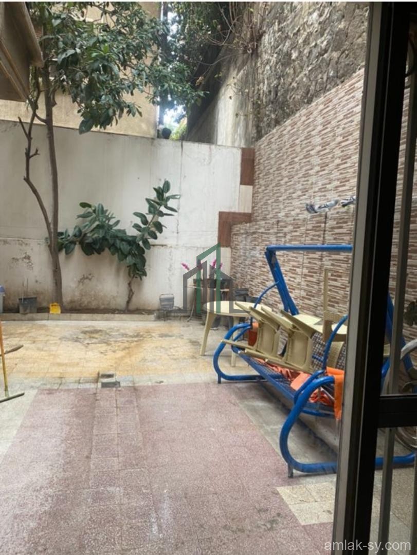 شقة 300م ارضية نزول 7 درجات مشمس للبيع